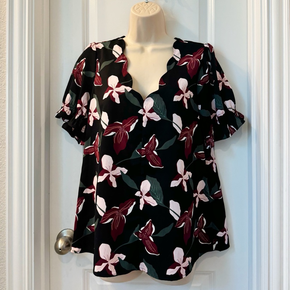 Scallop v-neck puff sleeve blouse